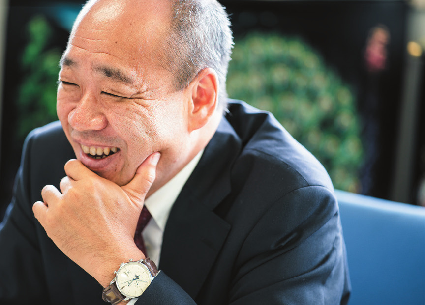 岡村久和 亜細亜大学 都市創造学部 教授 日本IBM に30年以上勤務し、国内・海外で数多くのスマートシティ プロジェクトに参画。海外ビジネスの第一線で長く活躍してきた経 験を活かし、同学の国際交流委員長も兼任している。