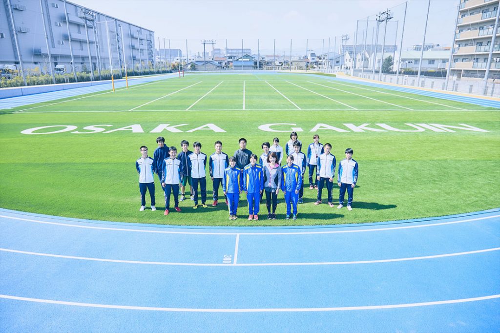 新グラウンドにて、部員たちと記念撮影。大阪学院大学陸上競技部の更なる飛躍が期待される。
