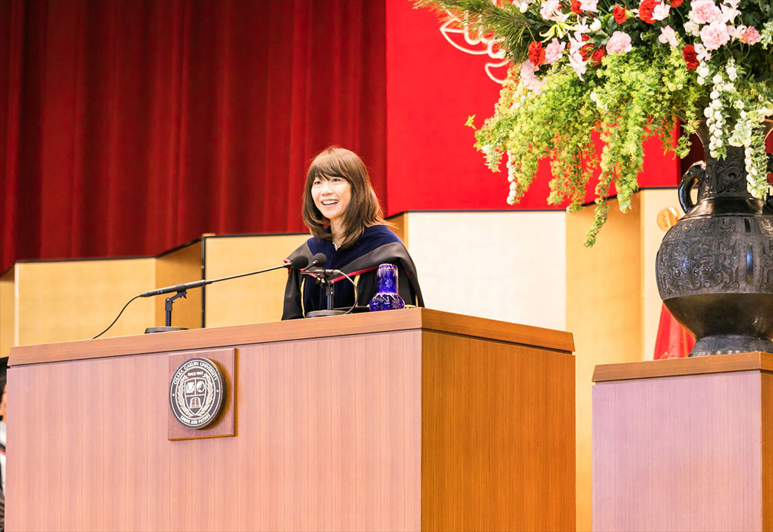 後輩となる新入生たちにエールを送る高橋尚子さん